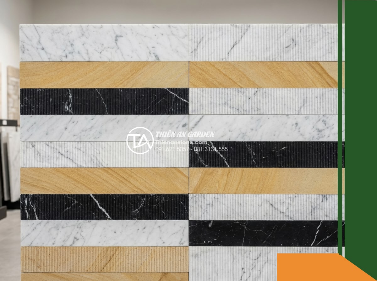 Đá răng lược 3 màu (Trắng - Vàng - Đen) | Marble & Slate phối kết hợp | 10x50 cm - Hình 17 Đá răng lược 3 màu (Trắng - Vàng - Đen) | Marble & Slate phối kết hợp | 10x50 cm - Frontal elevation view of a 10x50 cm comb-grooved stone wall module mock-up, cri