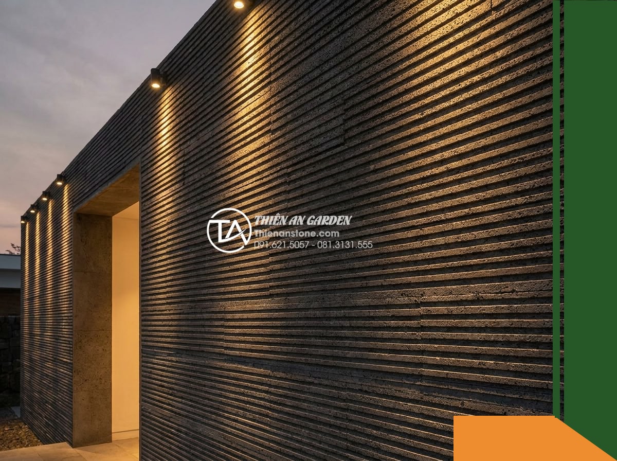 Đá răng lược bazan Gia Lai | Bazan xám đen Gia Lai | 10x50 cm - Hình 14 Đá răng lược bazan Gia Lai | Bazan xám đen Gia Lai | 10x50 cm - The exact same comb-toothed basalt stone entrance wall photographed at dusk unde