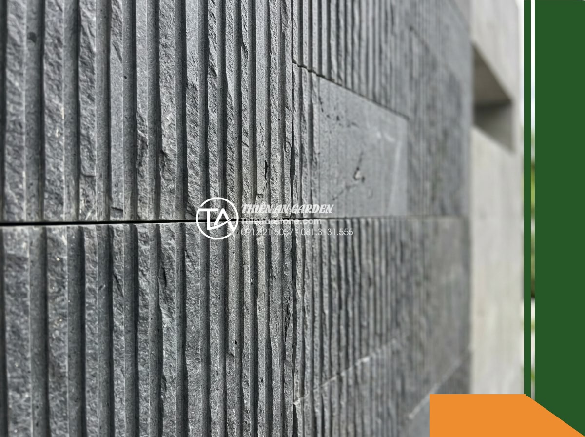 Đá răng lược bazan Gia Lai | Bazan xám đen Gia Lai | 10x50 cm - Hình 4 Đá răng lược bazan Gia Lai | Bazan xám đen Gia Lai | 10x50 cm - A side-angle perspective focusing on the transition between individual 10x50 cm