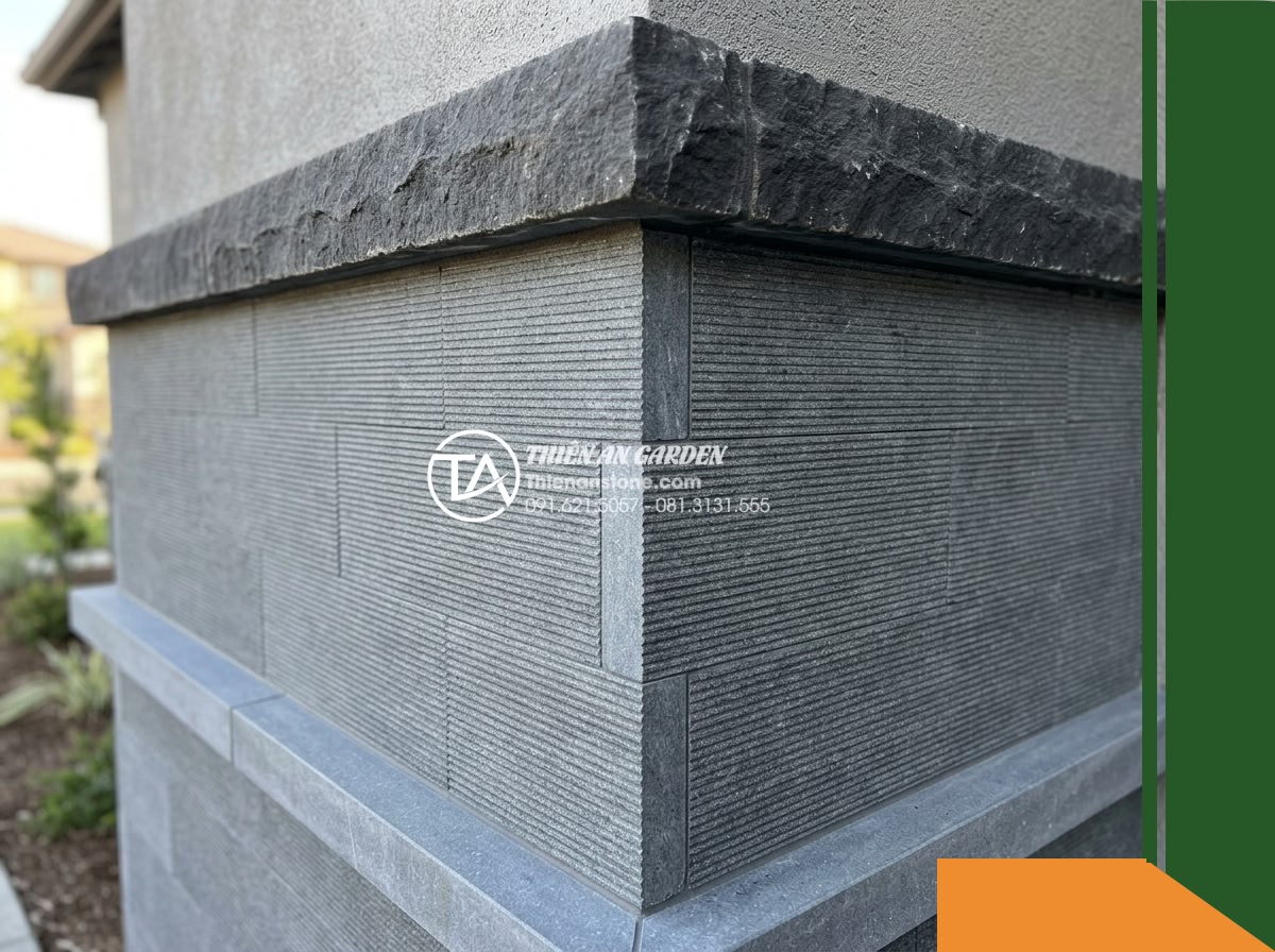 Đá răng lược bazan Gia Lai | Bazan xám đen Gia Lai | 10x50 cm - Hình 9 Đá răng lược bazan Gia Lai | Bazan xám đen Gia Lai | 10x50 cm - An architectural corner detail of an outdoor entrance wall junction, demonstrati