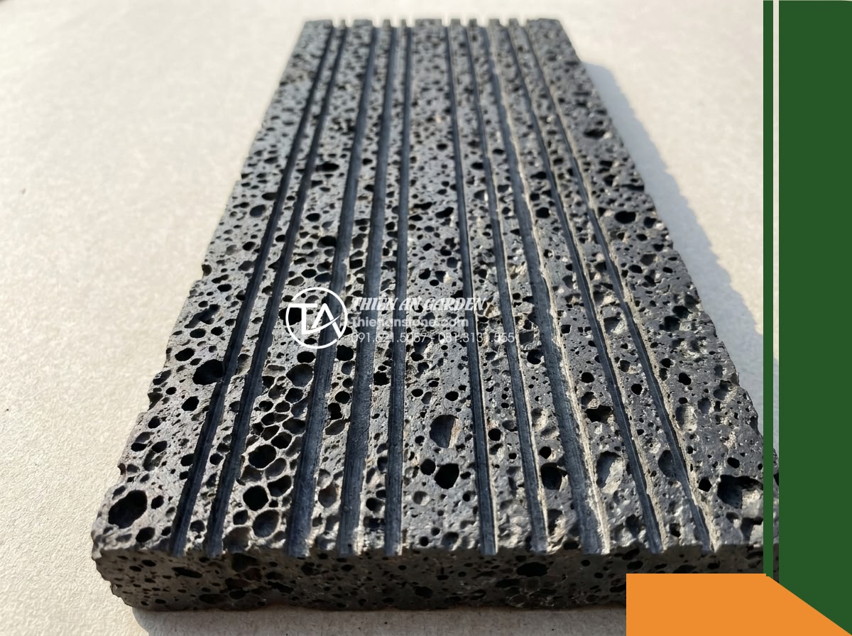 Đá răng lược đen tổ ong Đồng Nai | Bazan lỗ Đồng Nai | 10x50 cm - Hình 11 Đá răng lược đen tổ ong Đồng Nai | Bazan lỗ Đồng Nai | 10x50 cm - Isolated high-resolution photograph of the 10x50 cm Dong Nai comb-cut honeycomb