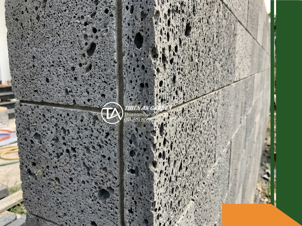 Đá răng lược đen tổ ong Đồng Nai | Bazan lỗ Đồng Nai | 10x50 cm - Hình 6 Đá răng lược đen tổ ong Đồng Nai | Bazan lỗ Đồng Nai | 10x50 cm - Close-up view of the corner termination of a 10x50 cm comb-cut honeycomb stone w