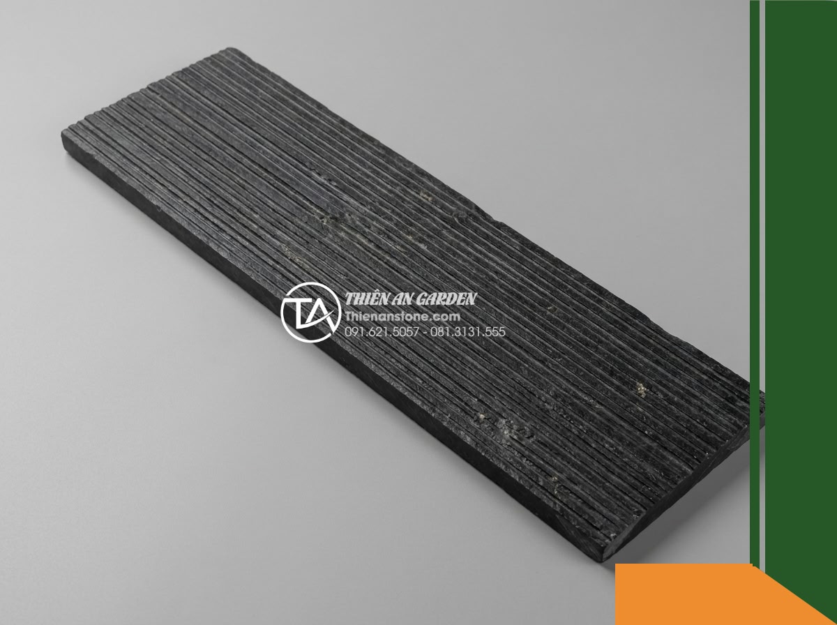 Đá răng lược đen Tuyên Quang | Slate đen tuyền Tuyên Quang | 10x50 cm - Hình 11 Đá răng lược đen Tuyên Quang | Slate đen tuyền Tuyên Quang | 10x50 cm - A studio sample display comparing a standalone piece of 10x50 cm Tuyen Quang com