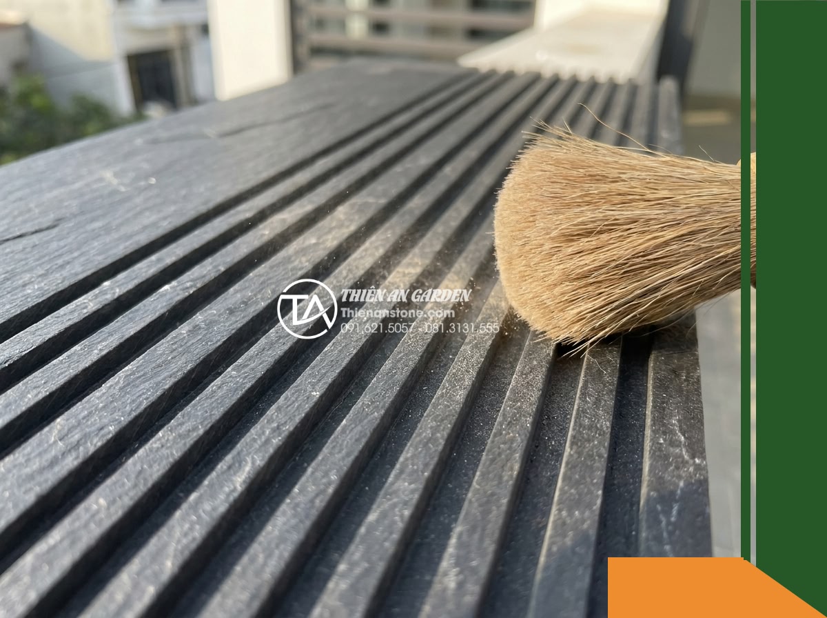Đá răng lược đen Tuyên Quang | Slate đen tuyền Tuyên Quang | 10x50 cm - Hình 15 Đá răng lược đen Tuyên Quang | Slate đen tuyền Tuyên Quang | 10x50 cm - A close-up inspection view showing a soft natural-bristle brush lightly sweeping
