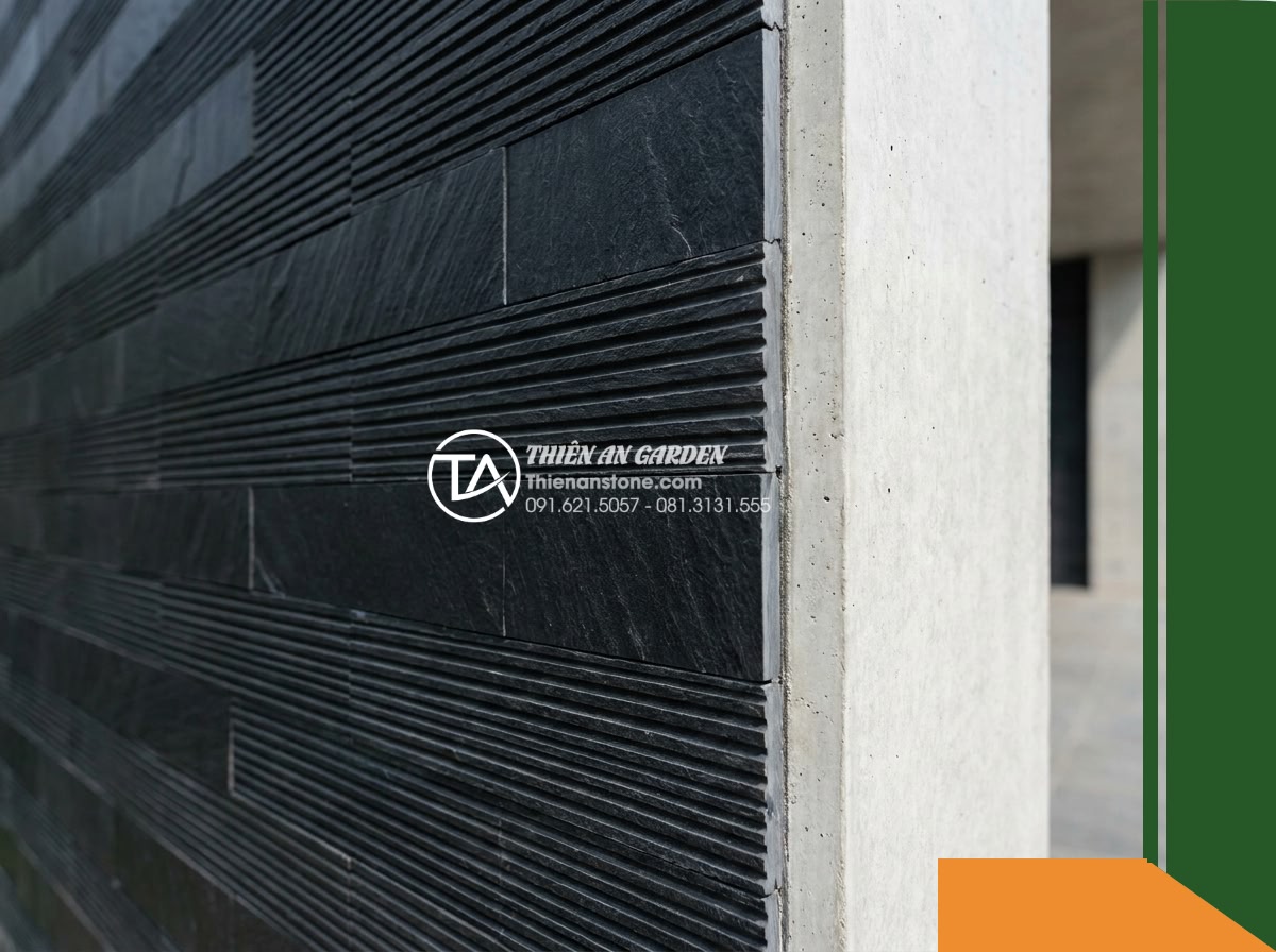 Đá răng lược đen Tuyên Quang | Slate đen tuyền Tuyên Quang | 10x50 cm - Hình 2 Đá răng lược đen Tuyên Quang | Slate đen tuyền Tuyên Quang | 10x50 cm - A detailed architectural view at a 45-degree angle showing the junction where th
