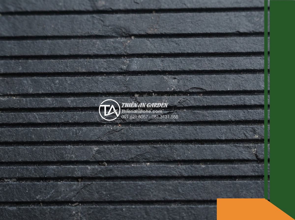 Đá răng lược đen Tuyên Quang | Slate đen tuyền Tuyên Quang | 10x50 cm - Hình 3 Đá răng lược đen Tuyên Quang | Slate đen tuyền Tuyên Quang | 10x50 cm - A macro extreme close-up of natural Tuyen Quang black slate showing the combed t