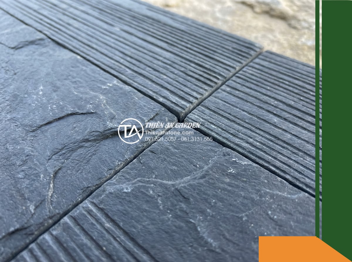 Đá răng lược đen Tuyên Quang | Slate đen tuyền Tuyên Quang | 10x50 cm - Hình 4 Đá răng lược đen Tuyên Quang | Slate đen tuyền Tuyên Quang | 10x50 cm - A close-up perspective showing the transitional seam between four adjoining modu
