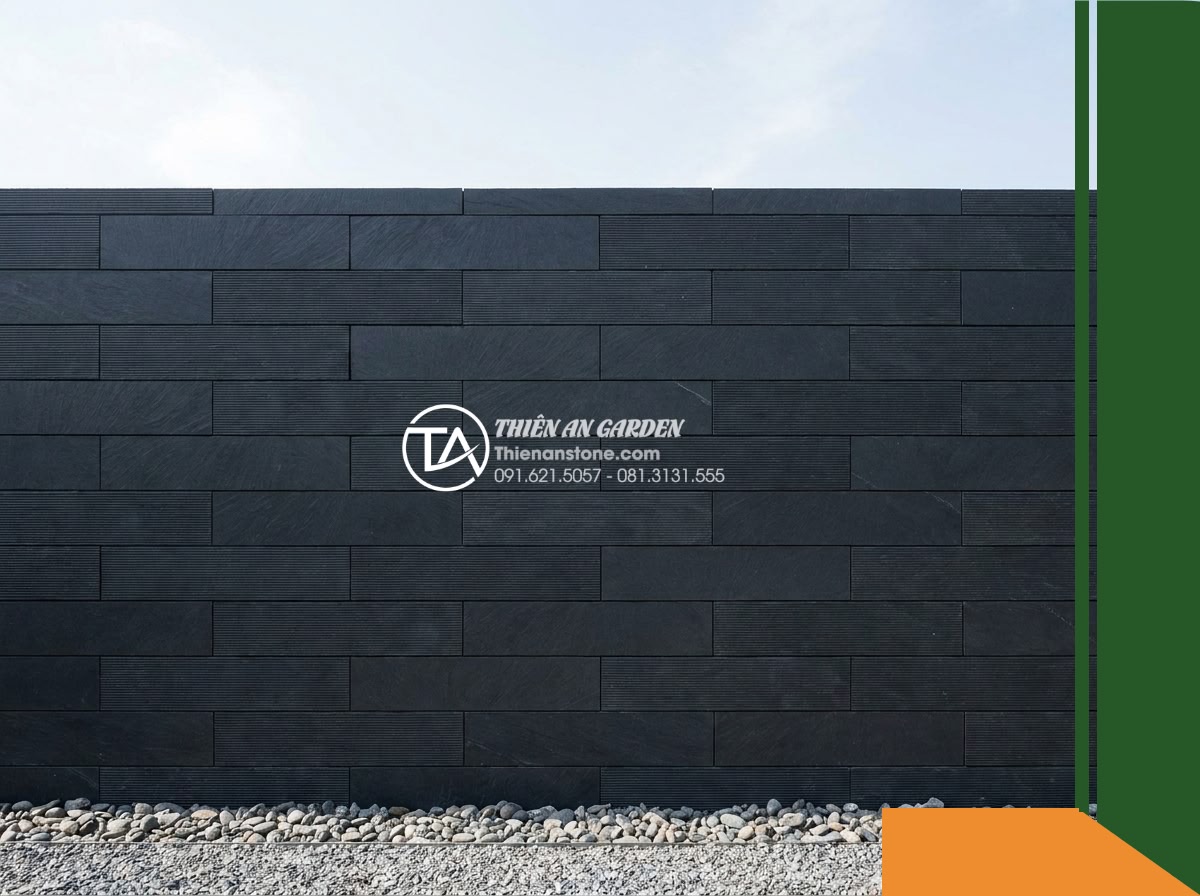 Đá răng lược đen Tuyên Quang | Slate đen tuyền Tuyên Quang | 10x50 cm - Hình 5 Đá răng lược đen Tuyên Quang | Slate đen tuyền Tuyên Quang | 10x50 cm - An eye-level architectural rendering of a flat vertical wall cladded strictly in