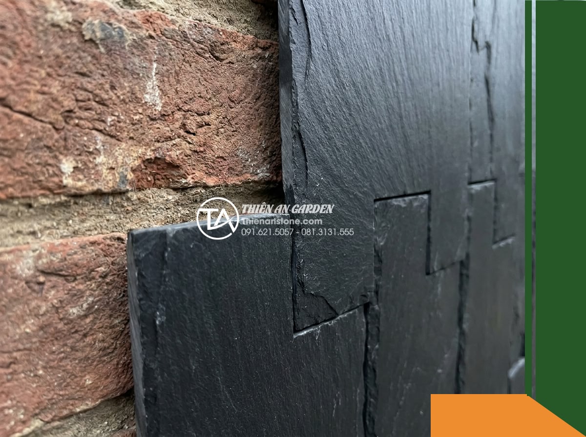 Đá răng lược đen Tuyên Quang | Slate đen tuyền Tuyên Quang | 10x50 cm - Hình 6 Đá răng lược đen Tuyên Quang | Slate đen tuyền Tuyên Quang | 10x50 cm - A crisp, straight-on macro photo of the outer edge of a 10x50 cm black comb-cut