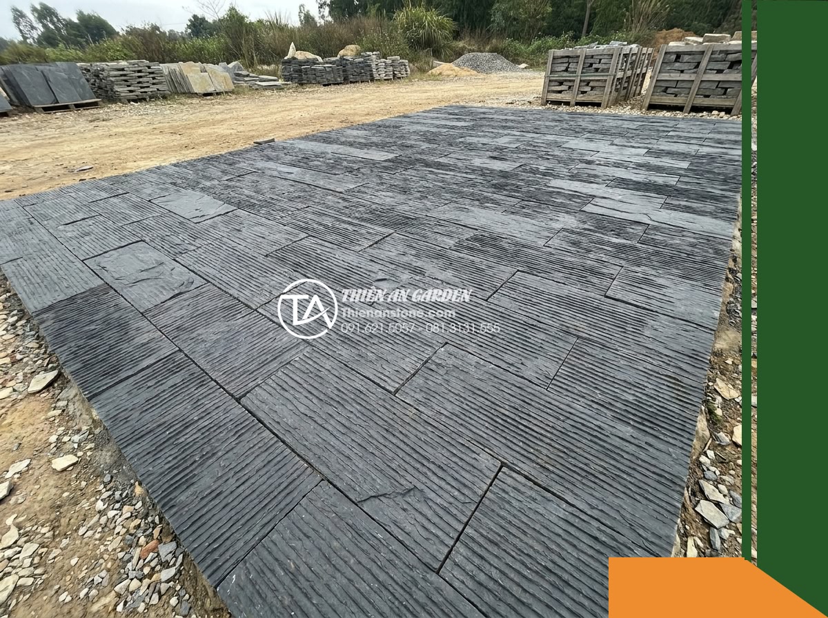Đá răng lược đen Tuyên Quang | Slate đen tuyền Tuyên Quang | 10x50 cm - Hình 8 Đá răng lược đen Tuyên Quang | Slate đen tuyền Tuyên Quang | 10x50 cm - A slightly elevated wide view of the same dry-laid slate mock-up, viewed from th