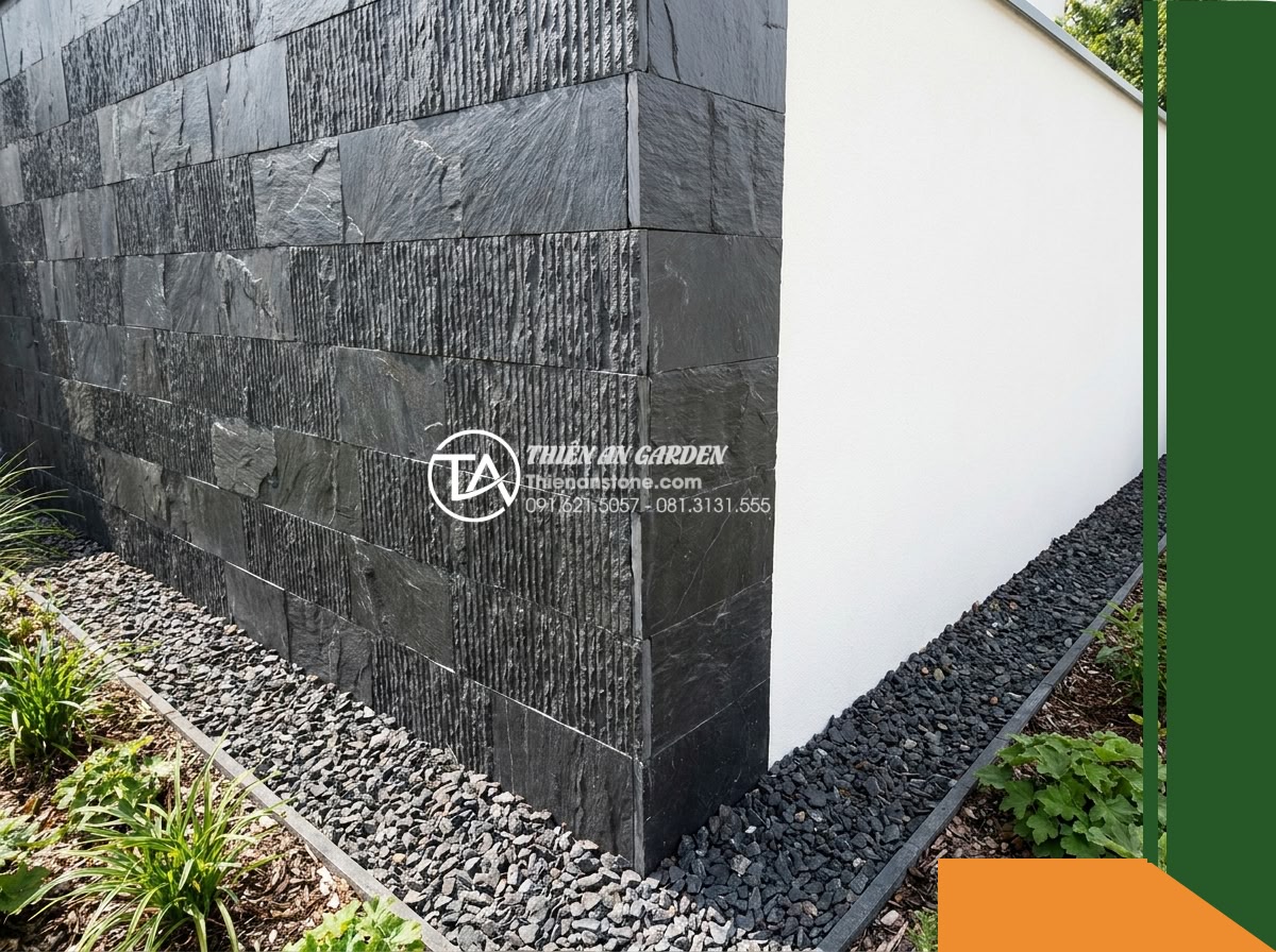 Đá răng lược đen Tuyên Quang | Slate đen tuyền Tuyên Quang | 10x50 cm - Hình 9 Đá răng lược đen Tuyên Quang | Slate đen tuyền Tuyên Quang | 10x50 cm - An outdoor architectural detail capturing the sharp 90-degree corner transition