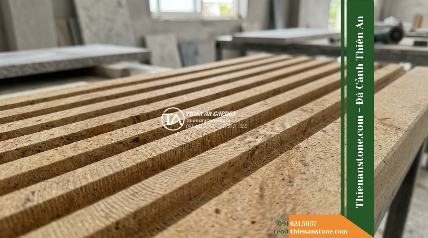 Đá răng lược sa thạch Quảng Nam | Sa thạch Quảng Nam | 10x50 cm - Hình 4 Đá răng lược sa thạch Quảng Nam | Sa thạch Quảng Nam | 10x50 cm - Detailed view showing the texture transition across several parallel comb groove