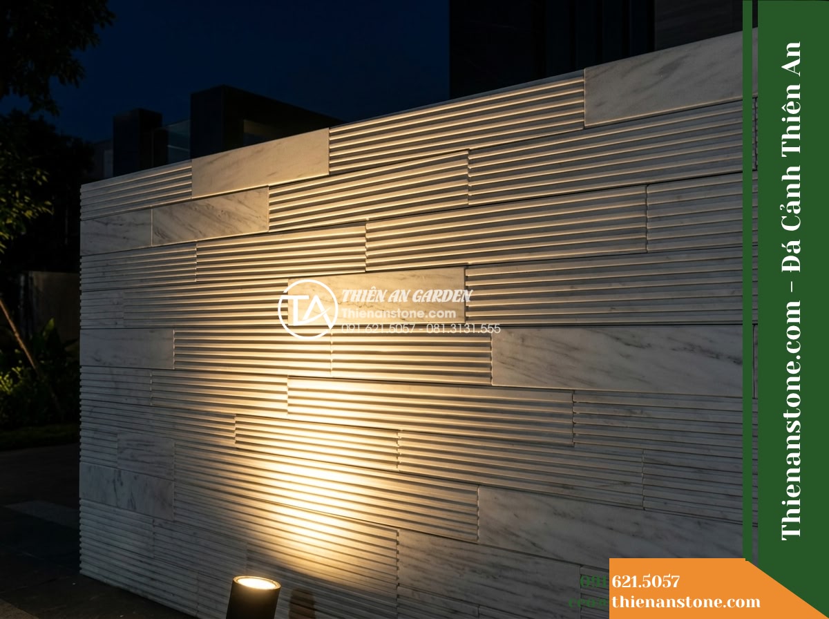 Đá răng lược trắng Nghệ An | Marble trắng Nghệ An | 10x50 cm - Hình 14 Đá răng lược trắng Nghệ An | Marble trắng Nghệ An | 10x50 cm - Nighttime architectural scene of a white combed marble wall illuminated by an up