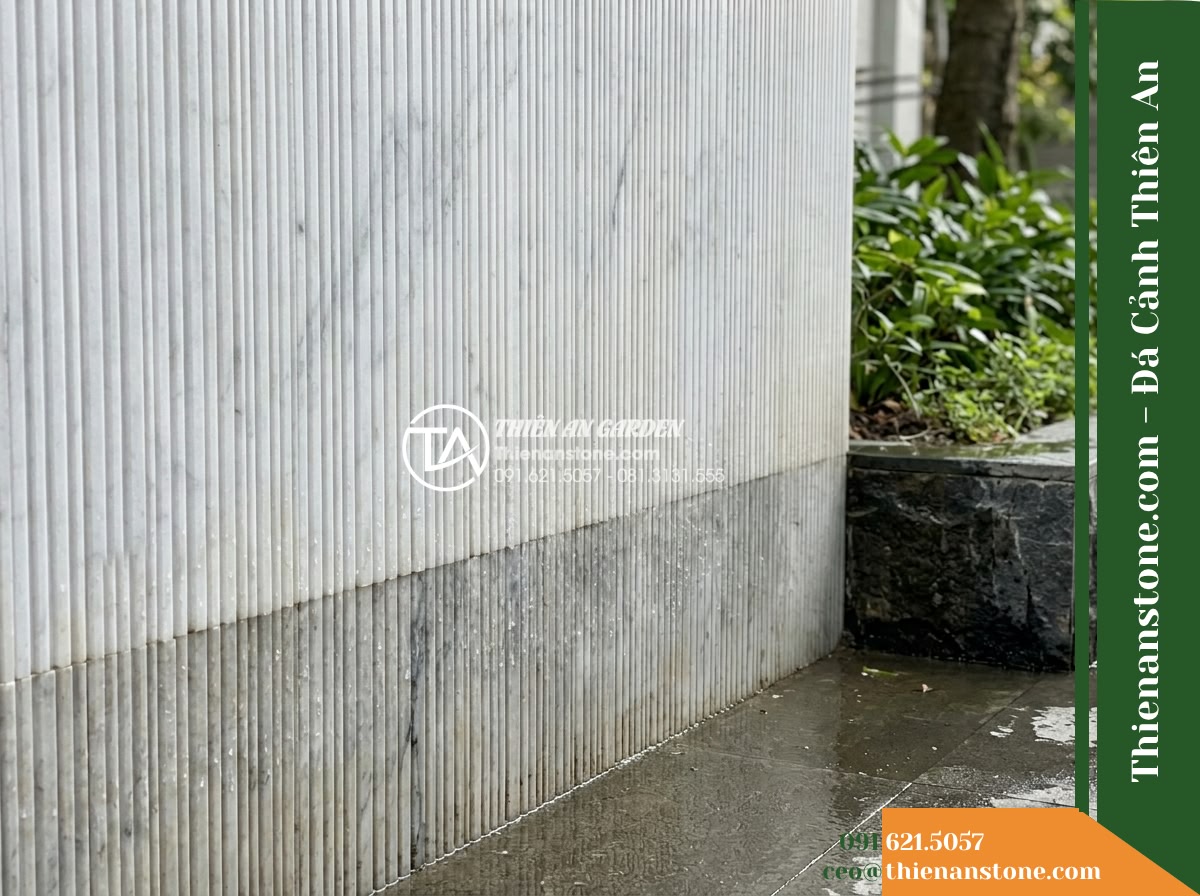 Đá răng lược trắng Nghệ An | Marble trắng Nghệ An | 10x50 cm - Hình 16 Đá răng lược trắng Nghệ An | Marble trắng Nghệ An | 10x50 cm - Ground-level maintenance shot showing the lower portion of a white combed stone