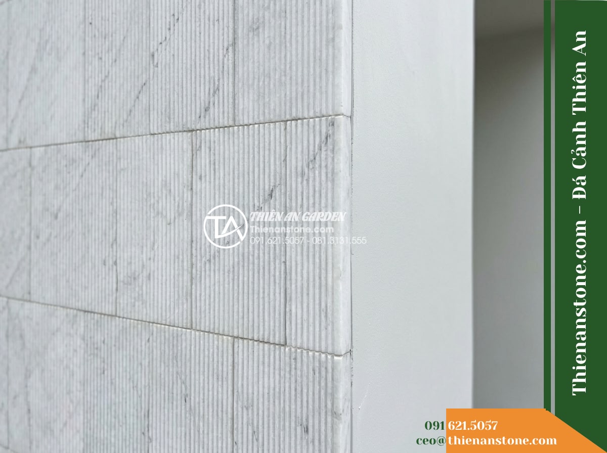 Đá răng lược trắng Nghệ An | Marble trắng Nghệ An | 10x50 cm - Hình 2 Đá răng lược trắng Nghệ An | Marble trắng Nghệ An | 10x50 cm - Oblique architectural perspective showing the crisp junction between a white com