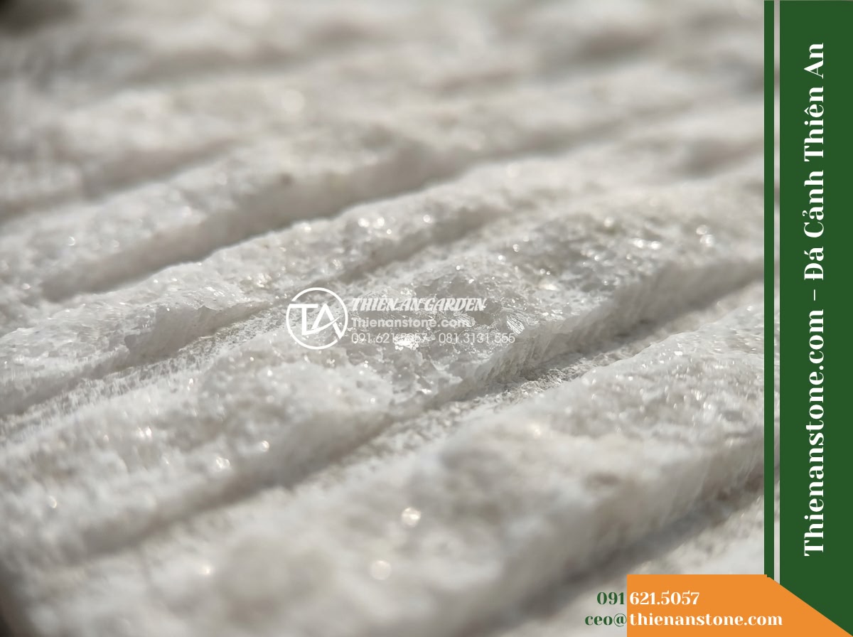 Đá răng lược trắng Nghệ An | Marble trắng Nghệ An | 10x50 cm - Hình 4 Đá răng lược trắng Nghệ An | Marble trắng Nghệ An | 10x50 cm - Close-up view of adjacent white combed marble modules on an exterior wall, highl