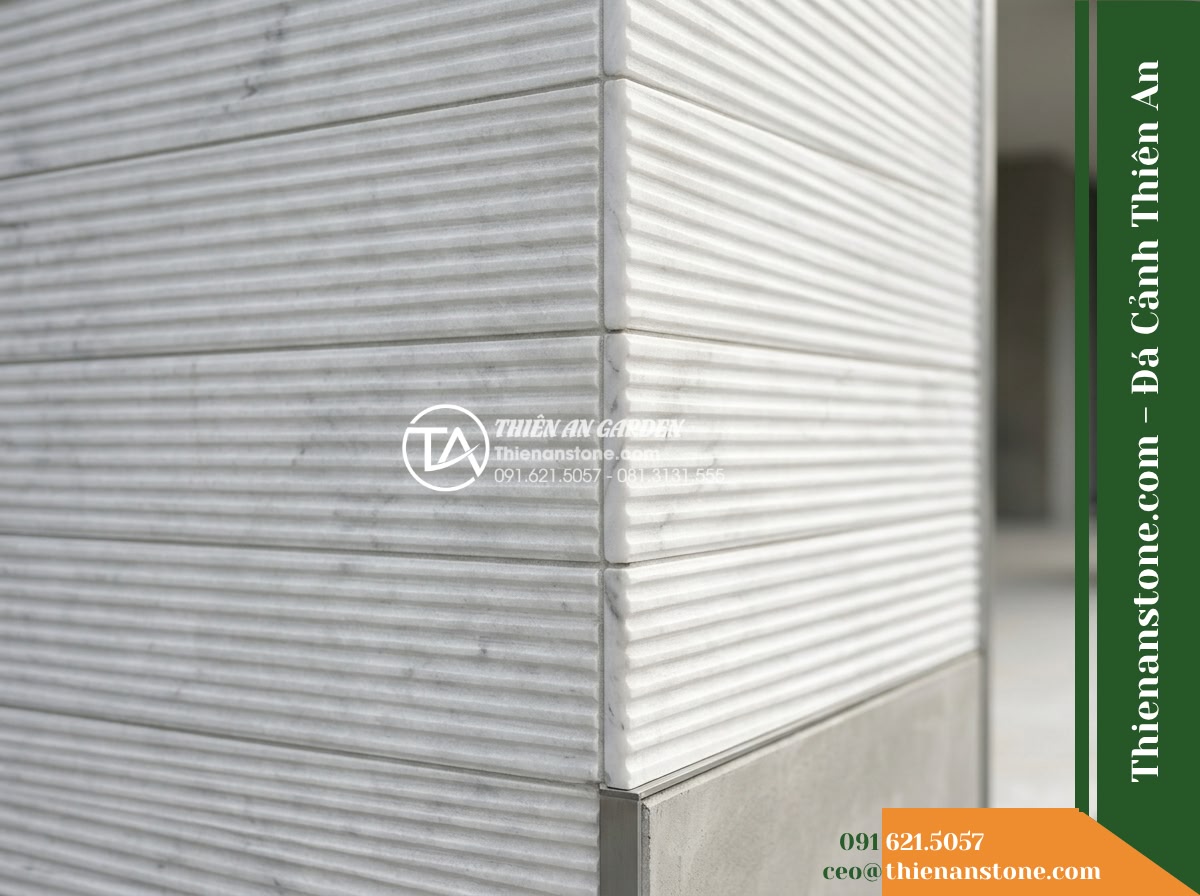 Đá răng lược trắng Nghệ An | Marble trắng Nghệ An | 10x50 cm - Hình 6 Đá răng lược trắng Nghệ An | Marble trắng Nghệ An | 10x50 cm - Detail shot of the terminal edge of a 10x50 cm combed marble module terminating