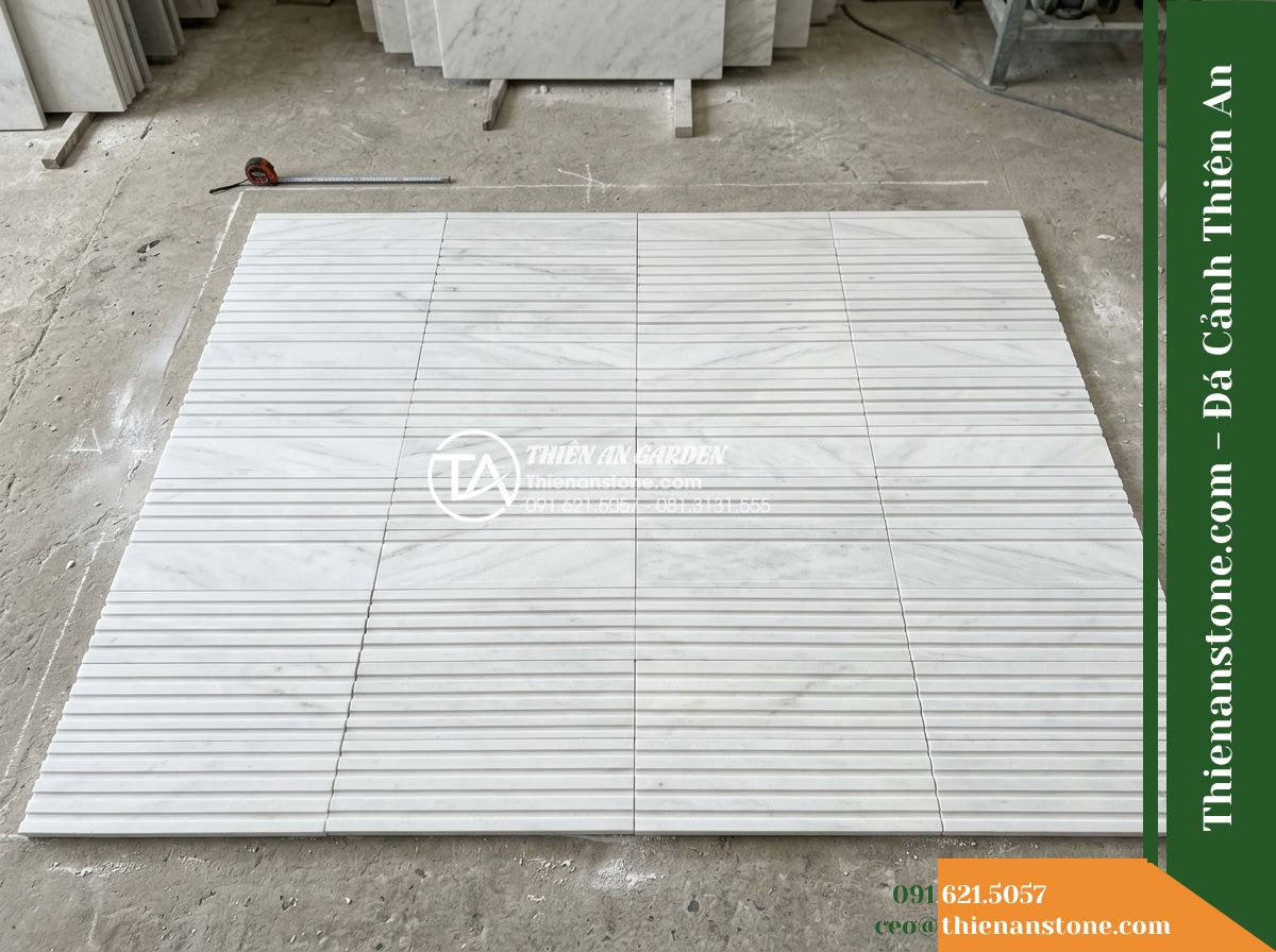Đá răng lược trắng Nghệ An | Marble trắng Nghệ An | 10x50 cm - Hình 7 Đá răng lược trắng Nghệ An | Marble trắng Nghệ An | 10x50 cm - Top-down overview of a dry-lay mock-up test of white combed marble tiles arrange