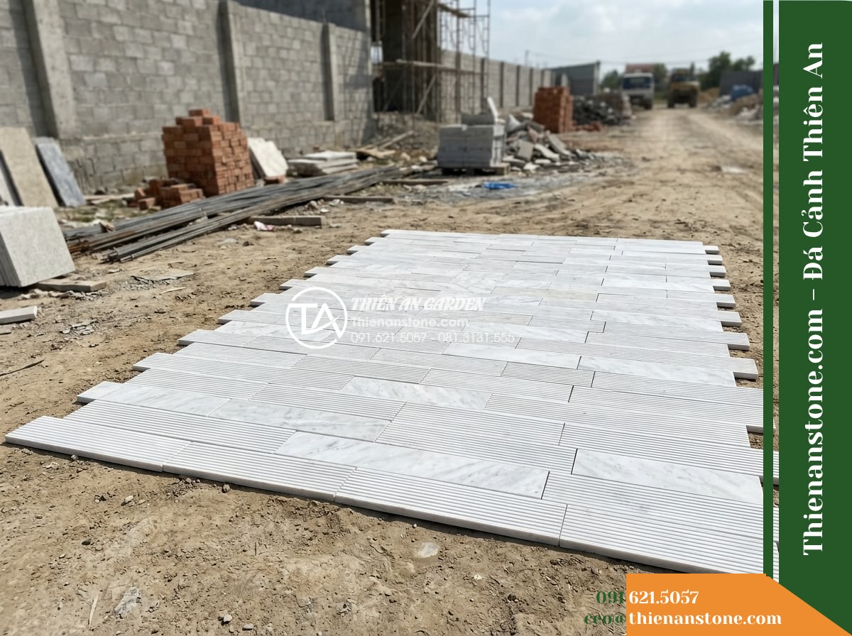 Đá răng lược trắng Nghệ An | Marble trắng Nghệ An | 10x50 cm - Hình 8 Đá răng lược trắng Nghệ An | Marble trắng Nghệ An | 10x50 cm - Distant perspective photograph of a dry-laid sample batch of white combed marble