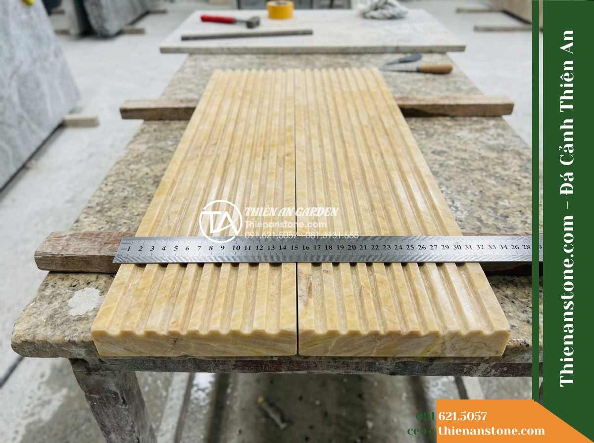 Đá răng lược vàng Nghệ An | Marble vàng Nghệ An | 10x50 cm - Hình 17 Đá răng lược vàng Nghệ An | Marble vàng Nghệ An | 10x50 cm - A straight-on verification photo of two sample pieces of 10x50 cm yellow comb-cu