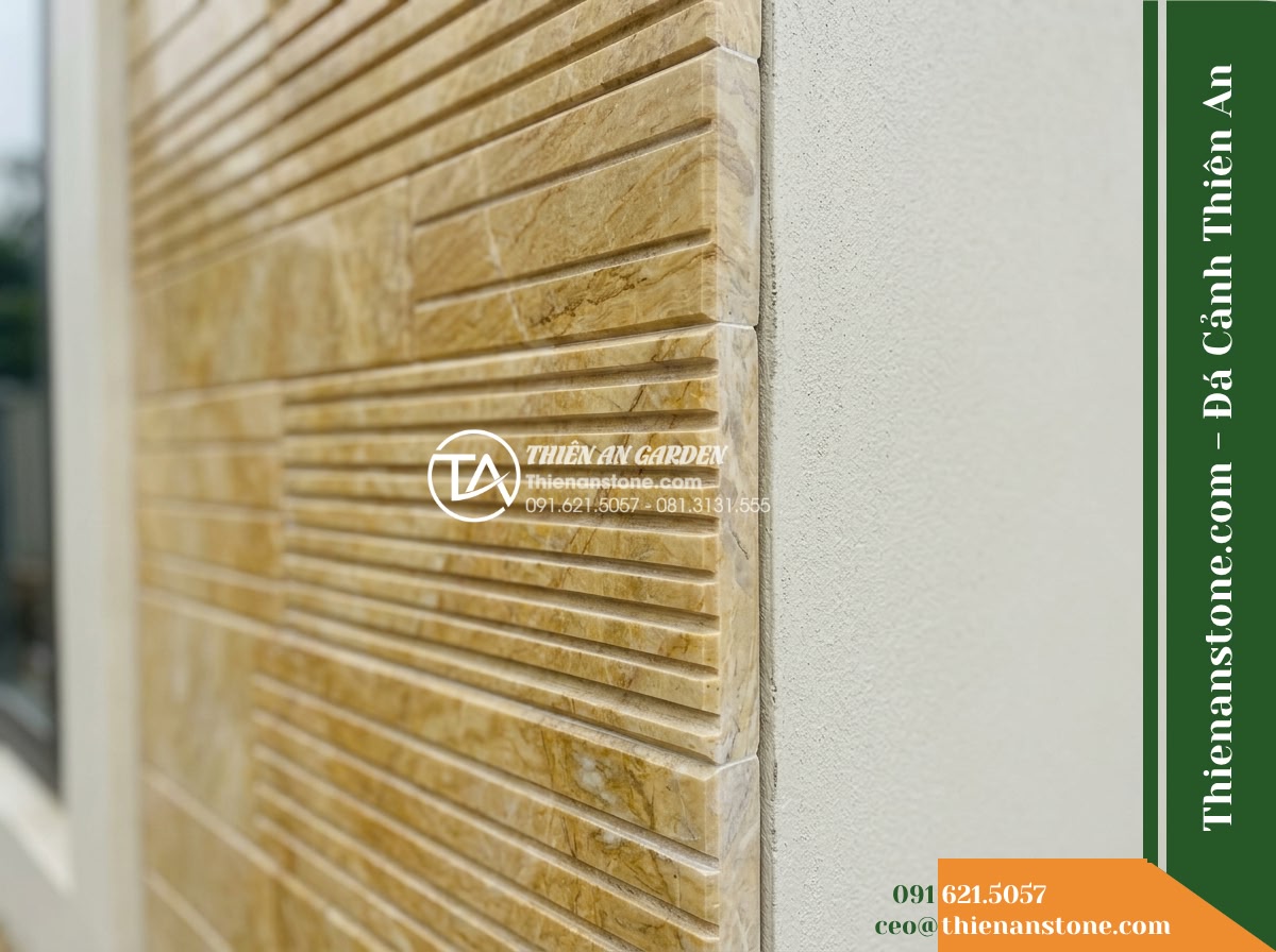Đá răng lược vàng Nghệ An | Marble vàng Nghệ An | 10x50 cm - Hình 6 Đá răng lược vàng Nghệ An | Marble vàng Nghệ An | 10x50 cm - Detailed close-up of the outer vertical edge of a 10x50 cm grooved marble claddi