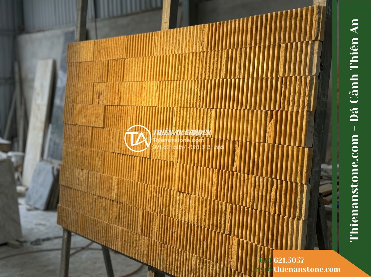 Đá răng lược vàng Nghệ An | Marble vàng Nghệ An | 10x50 cm - Hình 8 Đá răng lược vàng Nghệ An | Marble vàng Nghệ An | 10x50 cm - A wider shot of the stone dry-layout mock-up wall, viewed from a slightly angled