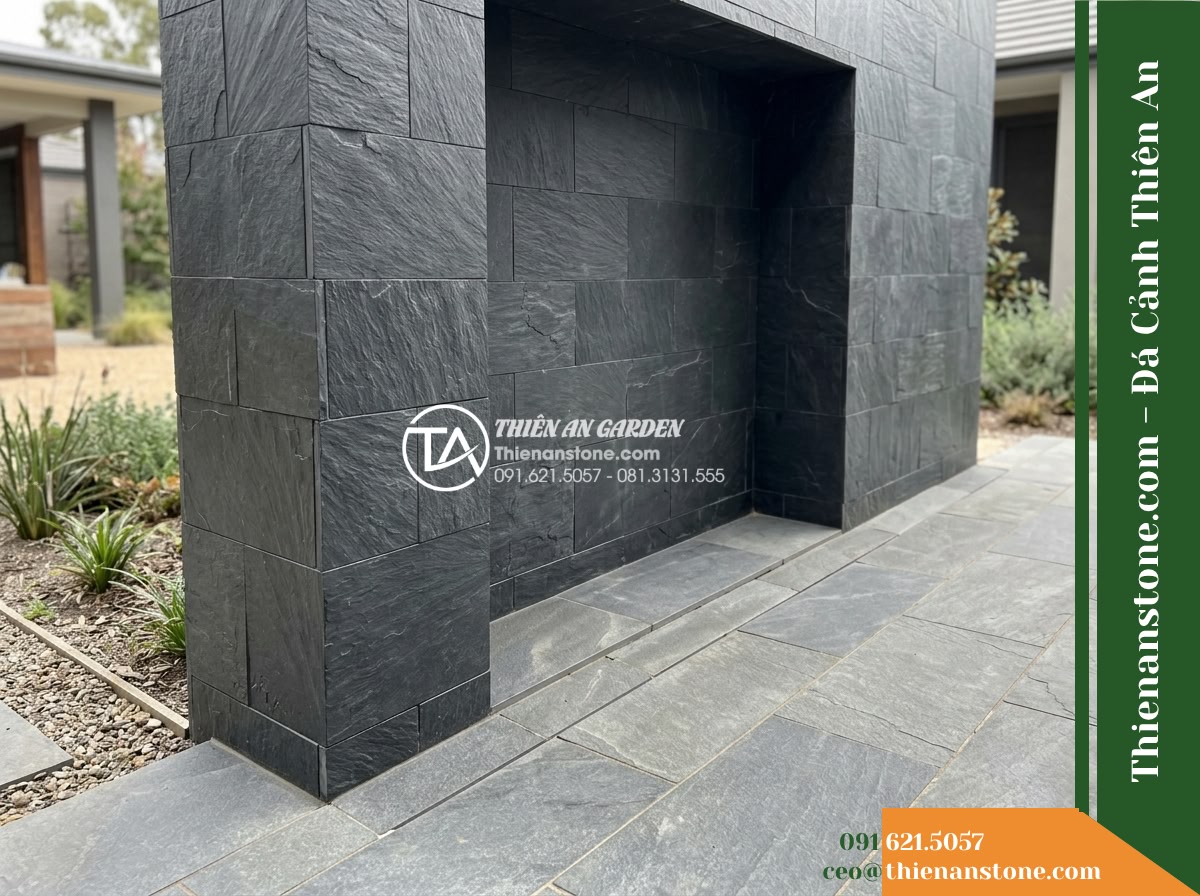Đá răng lược xám đen Hòa Bình | Slate xám đen Hòa Bình | 10x50 cm - Hình 10 Đá răng lược xám đen Hòa Bình | Slate xám đen Hòa Bình | 10x50 cm - Wide angle architectural view of a courtyard niche base, highlighting ground cle