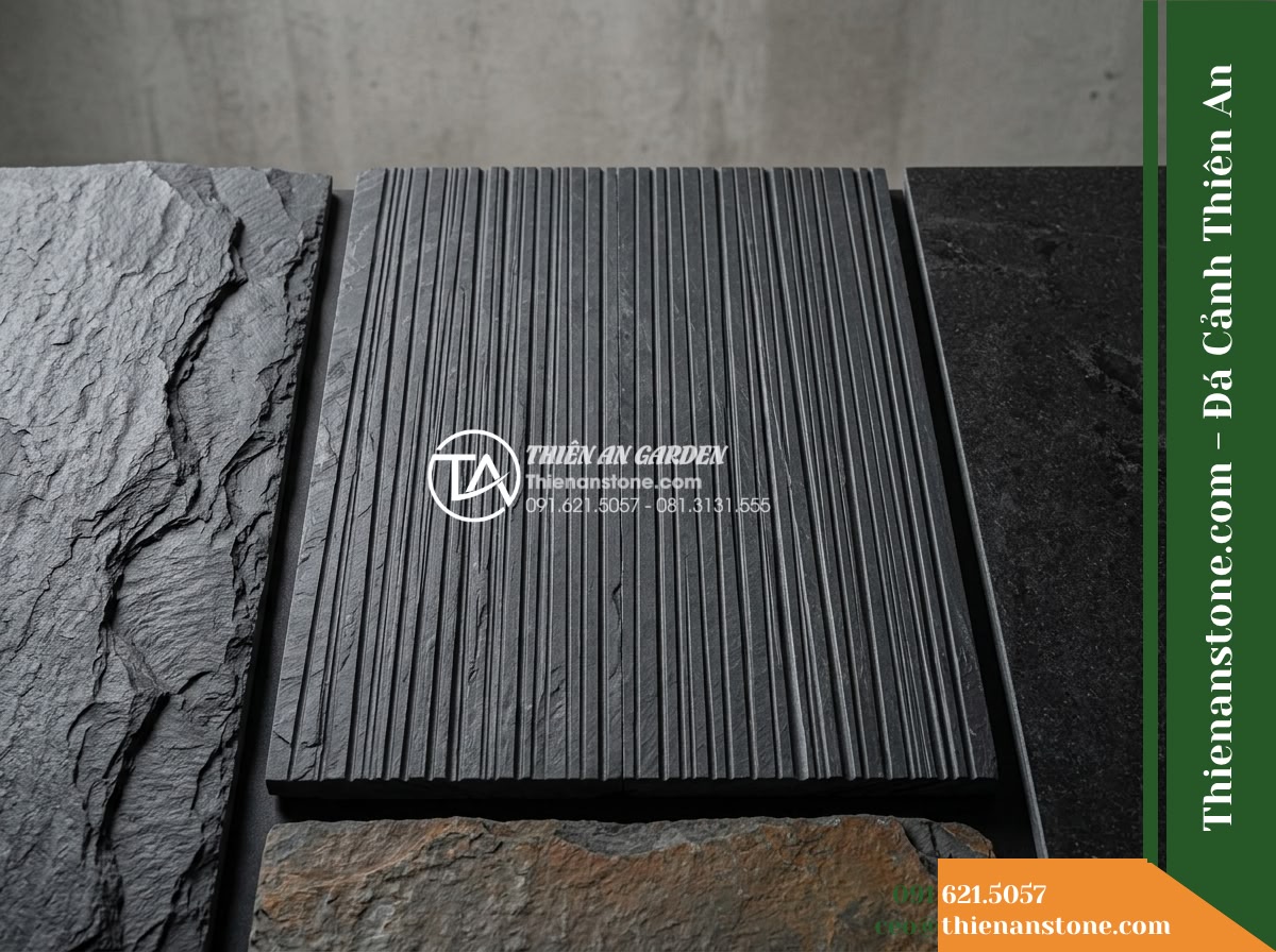 Đá răng lược xám đen Hòa Bình | Slate xám đen Hòa Bình | 10x50 cm - Hình 11 Đá răng lược xám đen Hòa Bình | Slate xám đen Hòa Bình | 10x50 cm - Studio display comparing the uniform linear grooves of dark grey combed slate ti