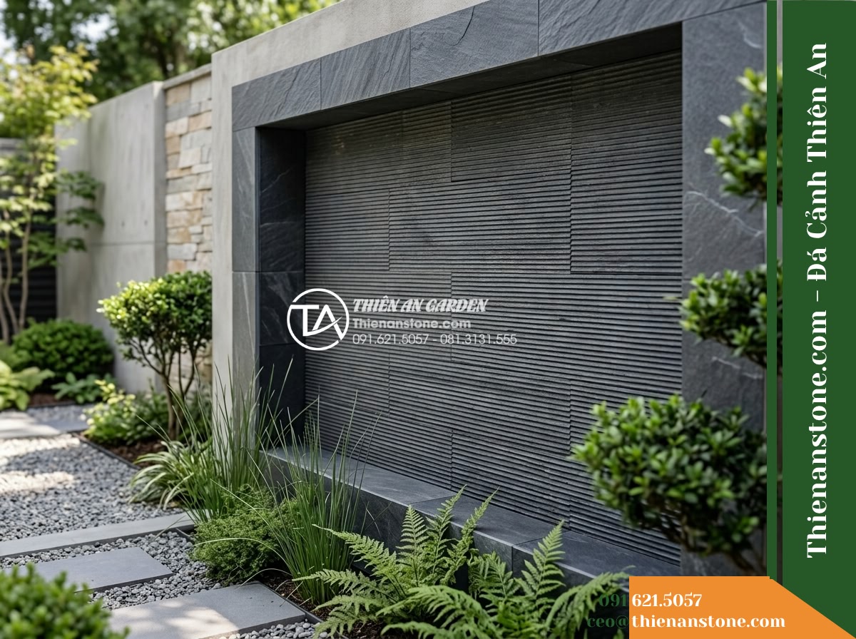 Đá răng lược xám đen Hòa Bình | Slate xám đen Hòa Bình | 10x50 cm - Hình 12 Đá răng lược xám đen Hòa Bình | Slate xám đen Hòa Bình | 10x50 cm - Outdoor garden perspective showing a dark grey combed slate wall niche serving a