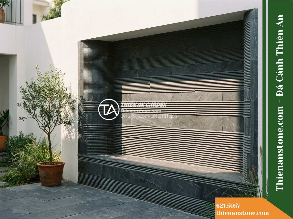 Đá răng lược xám đen Hòa Bình | Slate xám đen Hòa Bình | 10x50 cm - Hình 13 Đá răng lược xám đen Hòa Bình | Slate xám đen Hòa Bình | 10x50 cm - Architectural daytime shot of a courtyard niche clad in dark grey combed slate,