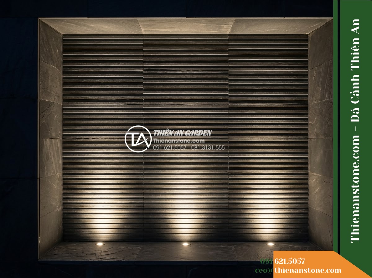 Đá răng lược xám đen Hòa Bình | Slate xám đen Hòa Bình | 10x50 cm - Hình 14 Đá răng lược xám đen Hòa Bình | Slate xám đen Hòa Bình | 10x50 cm - Night-time architectural illumination of the dark grey combed slate wall niche,