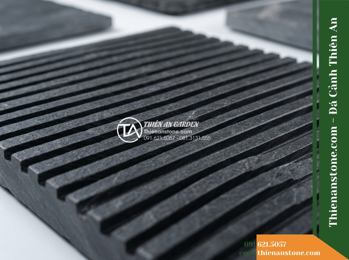 Đá răng lược xám đen Hòa Bình | Slate xám đen Hòa Bình | 10x50 cm - Hình 15 Đá răng lược xám đen Hòa Bình | Slate xám đen Hòa Bình | 10x50 cm - Close-up macro detail of the parallel grooves on dark slate stone tile showing c