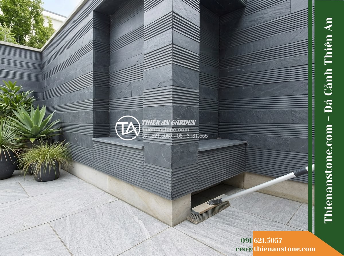 Đá răng lược xám đen Hòa Bình | Slate xám đen Hòa Bình | 10x50 cm - Hình 16 Đá răng lược xám đen Hòa Bình | Slate xám đen Hòa Bình | 10x50 cm - Wide view of an outdoor courtyard corner and niche base, illustrating clear main