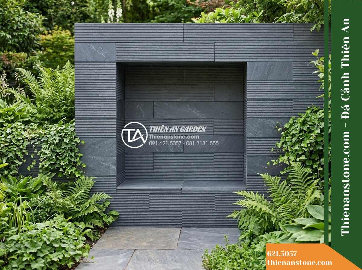 Đá răng lược xám đen Hòa Bình | Slate xám đen Hòa Bình | 10x50 cm - Hình 18 Đá răng lược xám đen Hòa Bình | Slate xám đen Hòa Bình | 10x50 cm - Full garden landscape view showing the dark grey combed slate recessed wall nich
