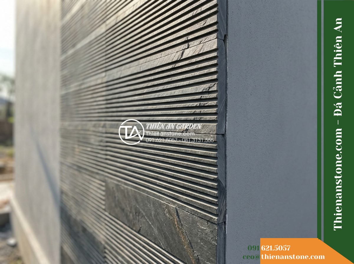 Đá răng lược xám đen Hòa Bình | Slate xám đen Hòa Bình | 10x50 cm - Hình 2 Đá răng lược xám đen Hòa Bình | Slate xám đen Hòa Bình | 10x50 cm - Close-up oblique shot of the corner transition where 10x50 cm combed dark grey s