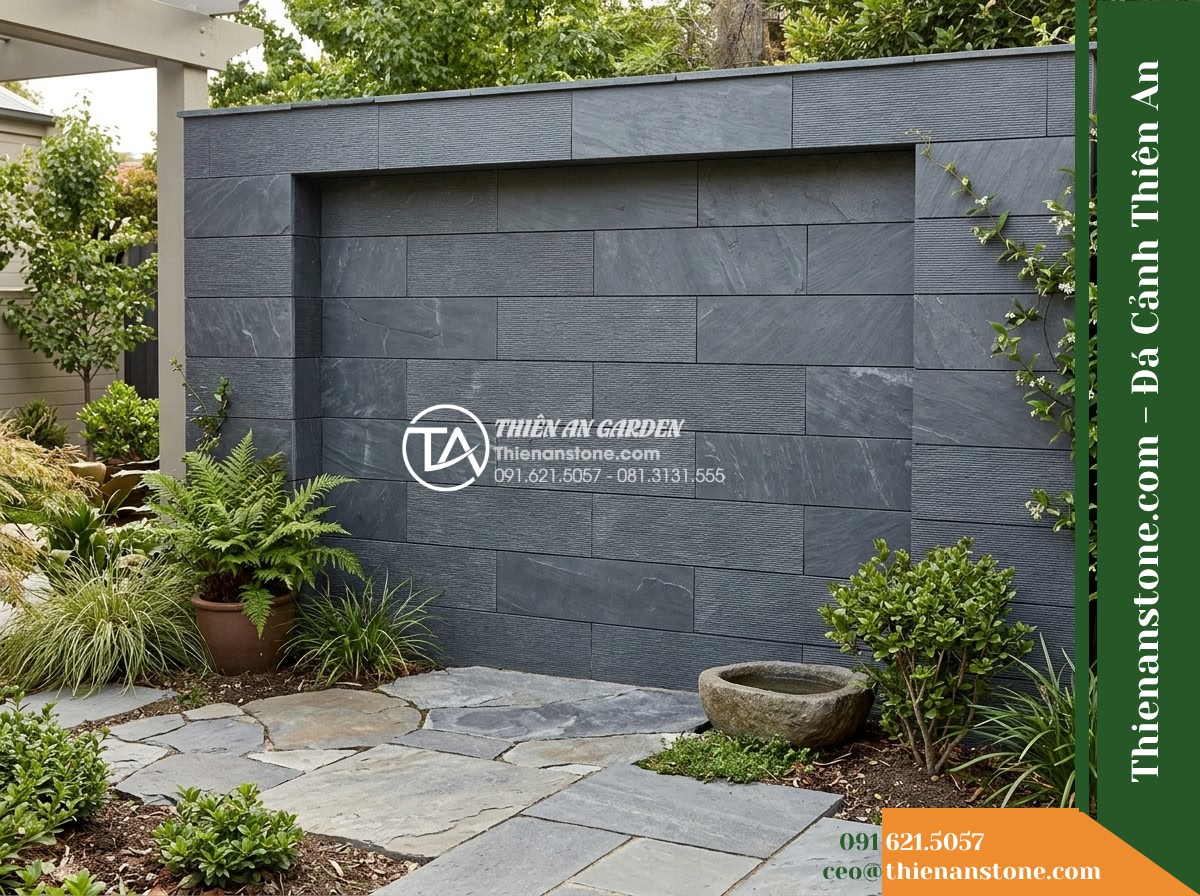 Đá răng lược xám đen Hòa Bình | Slate xám đen Hòa Bình | 10x50 cm - Hình 20 Đá răng lược xám đen Hòa Bình | Slate xám đen Hòa Bình | 10x50 cm - Final framing of the outdoor niche wall displaying the dark grey combed slate in