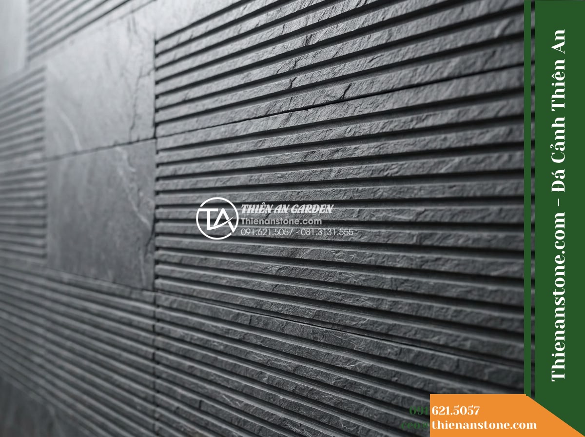 Đá răng lược xám đen Hòa Bình | Slate xám đen Hòa Bình | 10x50 cm - Hình 4 Đá răng lược xám đen Hòa Bình | Slate xám đen Hòa Bình | 10x50 cm - Detail shot of the transition between adjacent natural dark grey slate tiles, ca