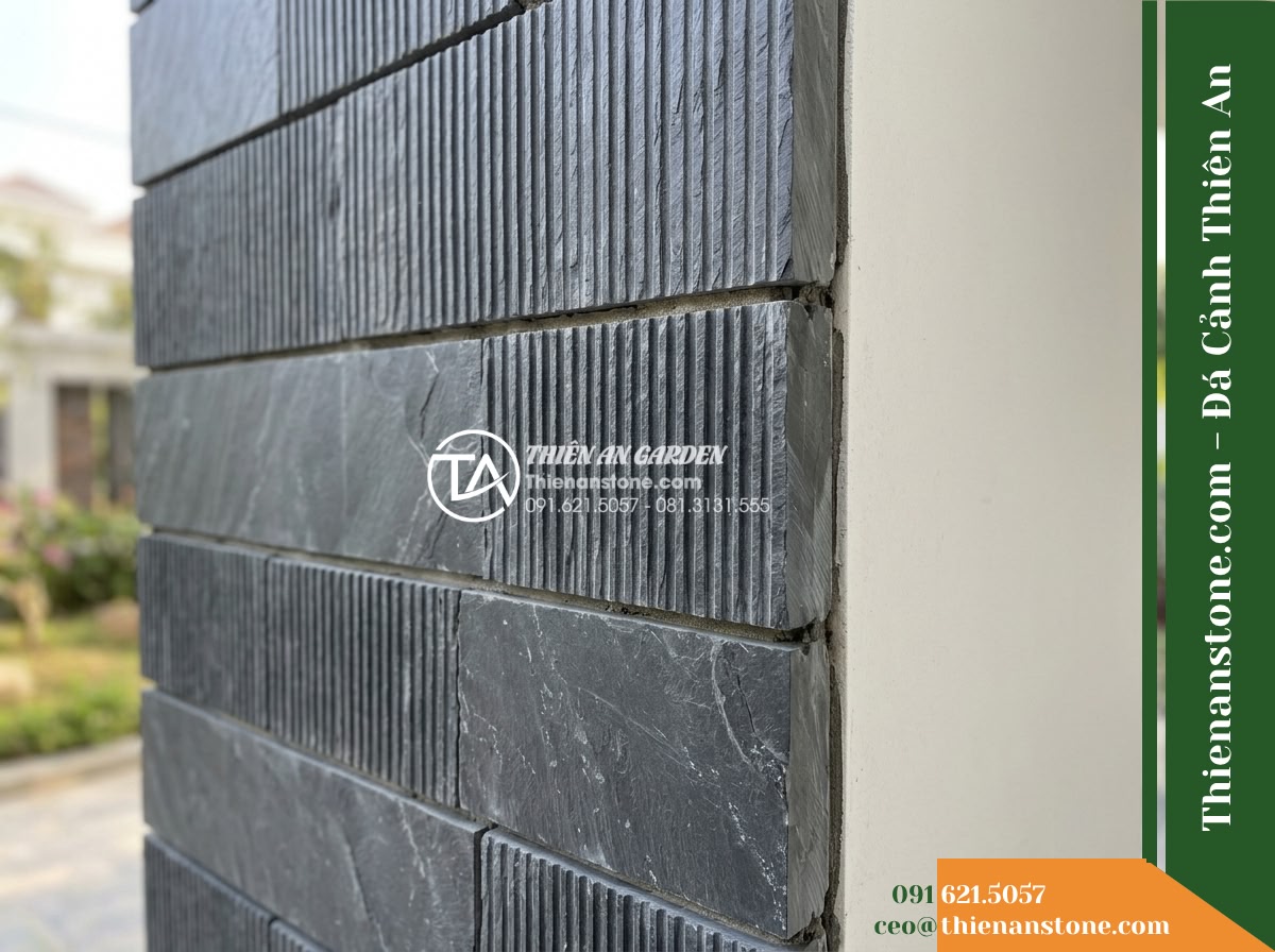 Đá răng lược xám đen Hòa Bình | Slate xám đen Hòa Bình | 10x50 cm - Hình 6 Đá răng lược xám đen Hòa Bình | Slate xám đen Hòa Bình | 10x50 cm - Close-up architectural view of the exterior termination edge of 10x50 cm dark gr
