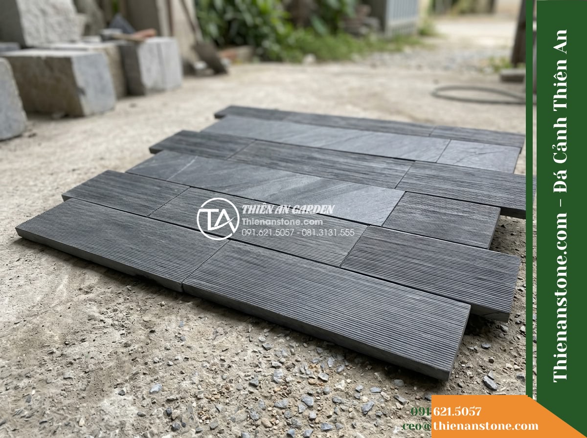 Đá răng lược xám đen Hòa Bình | Slate xám đen Hòa Bình | 10x50 cm - Hình 7 Đá răng lược xám đen Hòa Bình | Slate xám đen Hòa Bình | 10x50 cm - A small mock-up section of dark grey combed slate modules dry-laid horizontally