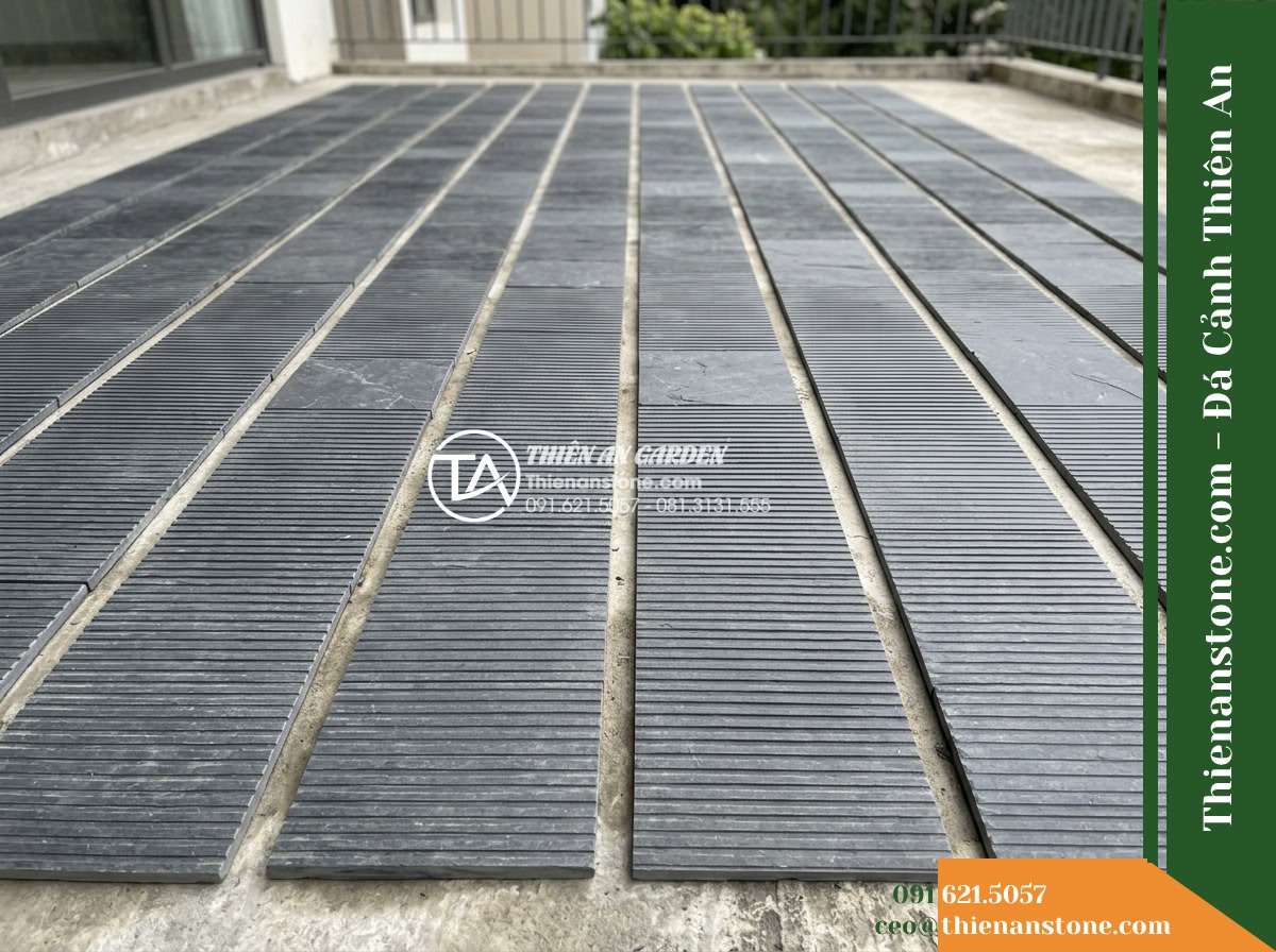Đá răng lược xám đen Hòa Bình | Slate xám đen Hòa Bình | 10x50 cm - Hình 8 Đá răng lược xám đen Hòa Bình | Slate xám đen Hòa Bình | 10x50 cm - A broader perspective of the test-laid dark grey combed slate stone layout on a