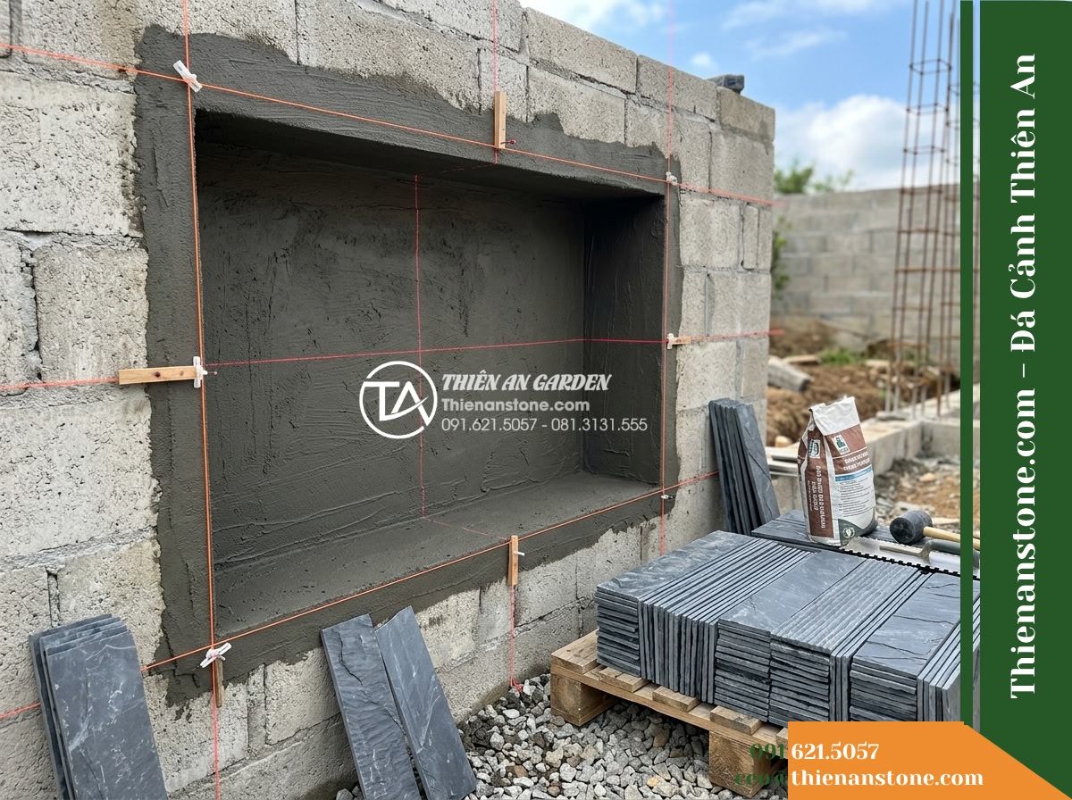 Đá răng lược xám đen Hòa Bình | Slate xám đen Hòa Bình | 10x50 cm - Hình 9 Đá răng lược xám đen Hòa Bình | Slate xám đen Hòa Bình | 10x50 cm - Detailed construction view of a recessed garden wall niche showing the prepared