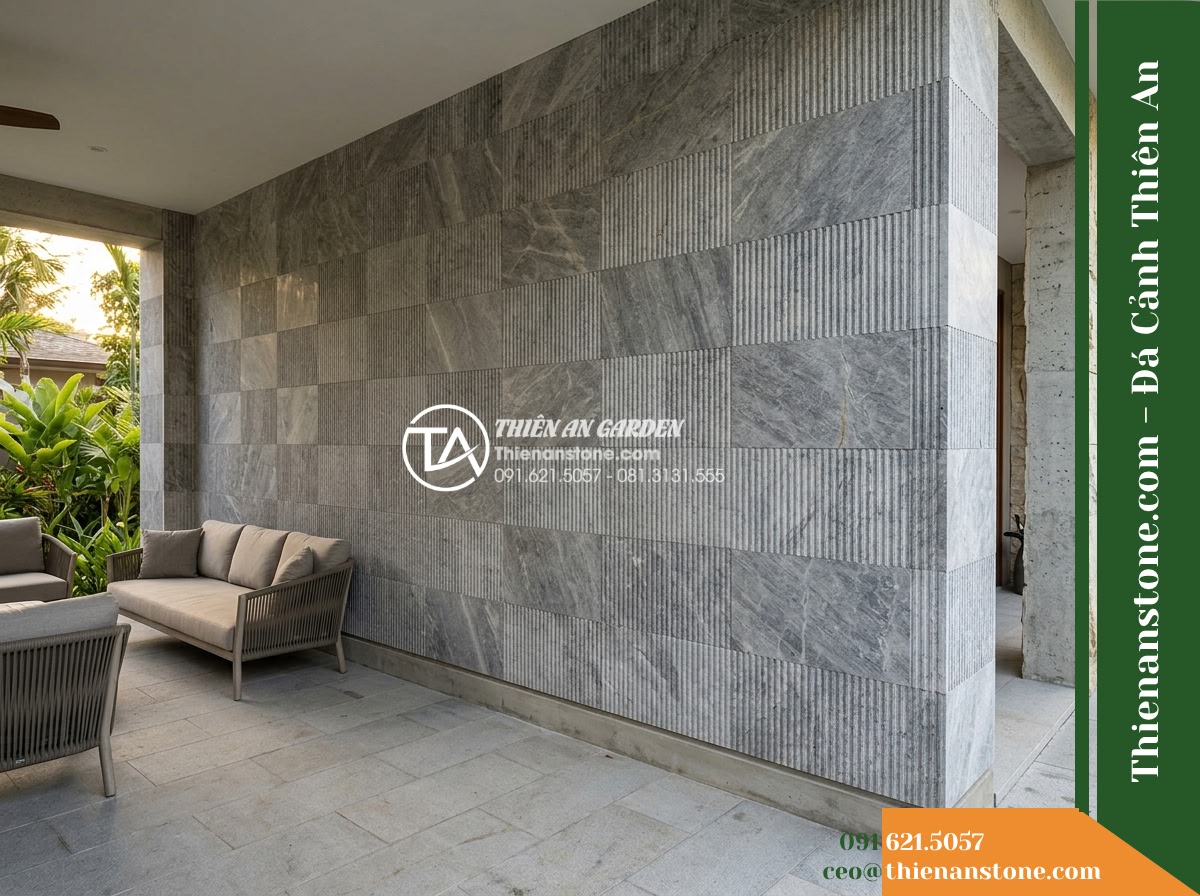 Đá răng lược xám lông chuột Nghệ An | Marble xám Nghệ An | 10x50 cm - Hình 10 Đá răng lược xám lông chuột Nghệ An | Marble xám Nghệ An | 10x50 cm - A wide-angle perspective of an open-air veranda wall framing an outdoor seating