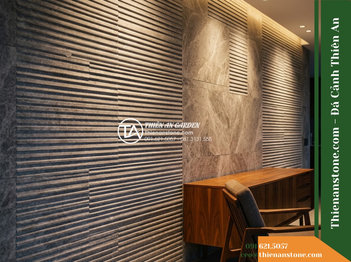 Đá răng lược xám lông chuột Nghệ An | Marble xám Nghệ An | 10x50 cm - Hình 14 Đá răng lược xám lông chuột Nghệ An | Marble xám Nghệ An | 10x50 cm - The same gray comb-tooth stone feature wall photographed at dusk under warm 3000