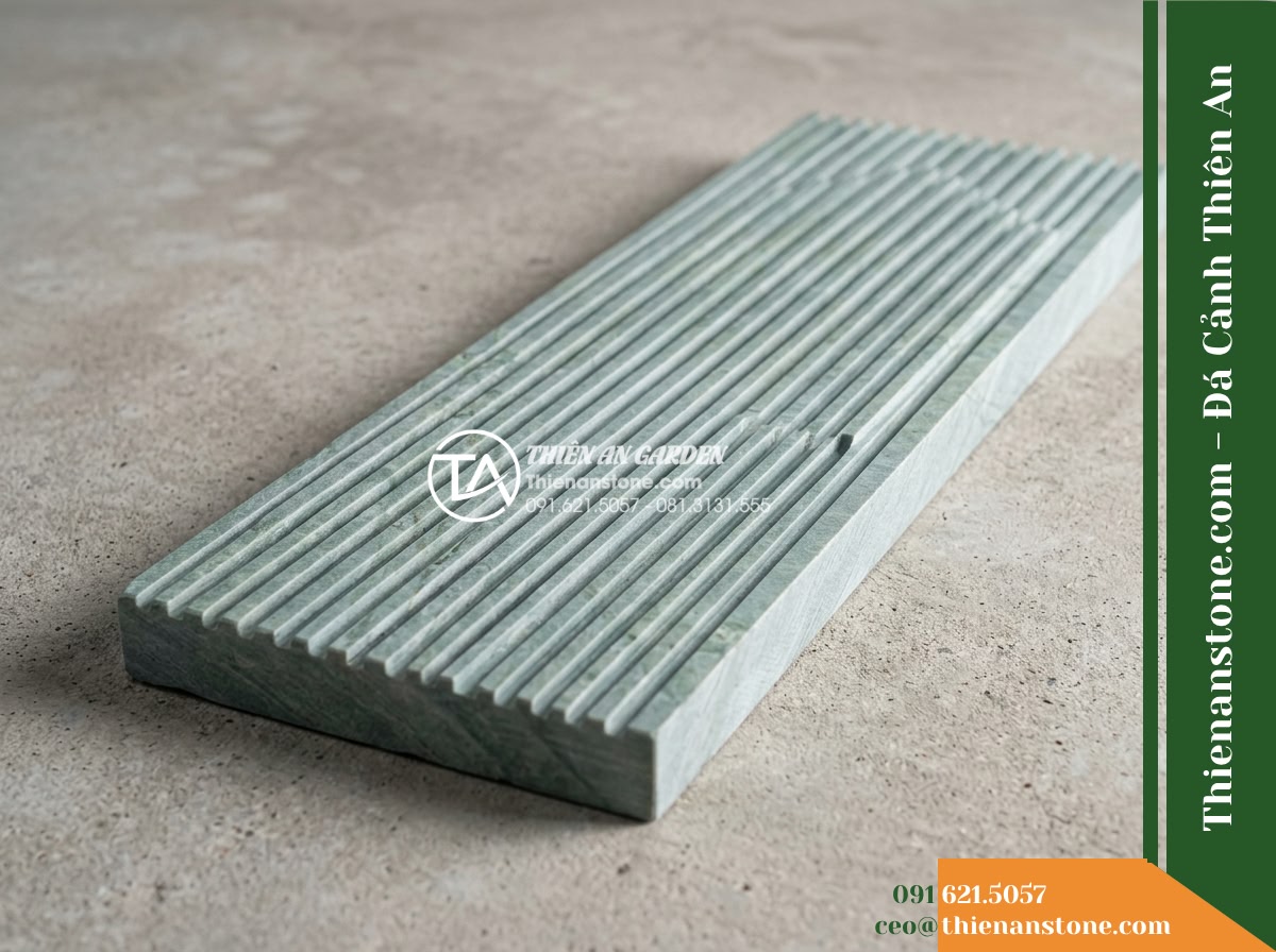 Đá răng lược xanh rêu Thanh Hóa | Đá vôi xanh rêu Thanh Hóa | 10x50 cm - Hình 11 Đá răng lược xanh rêu Thanh Hóa | Đá vôi xanh rêu Thanh Hóa | 10x50 cm - Single product display of a 10x50 cm comb-grooved Thanh Hoa green-moss limestone