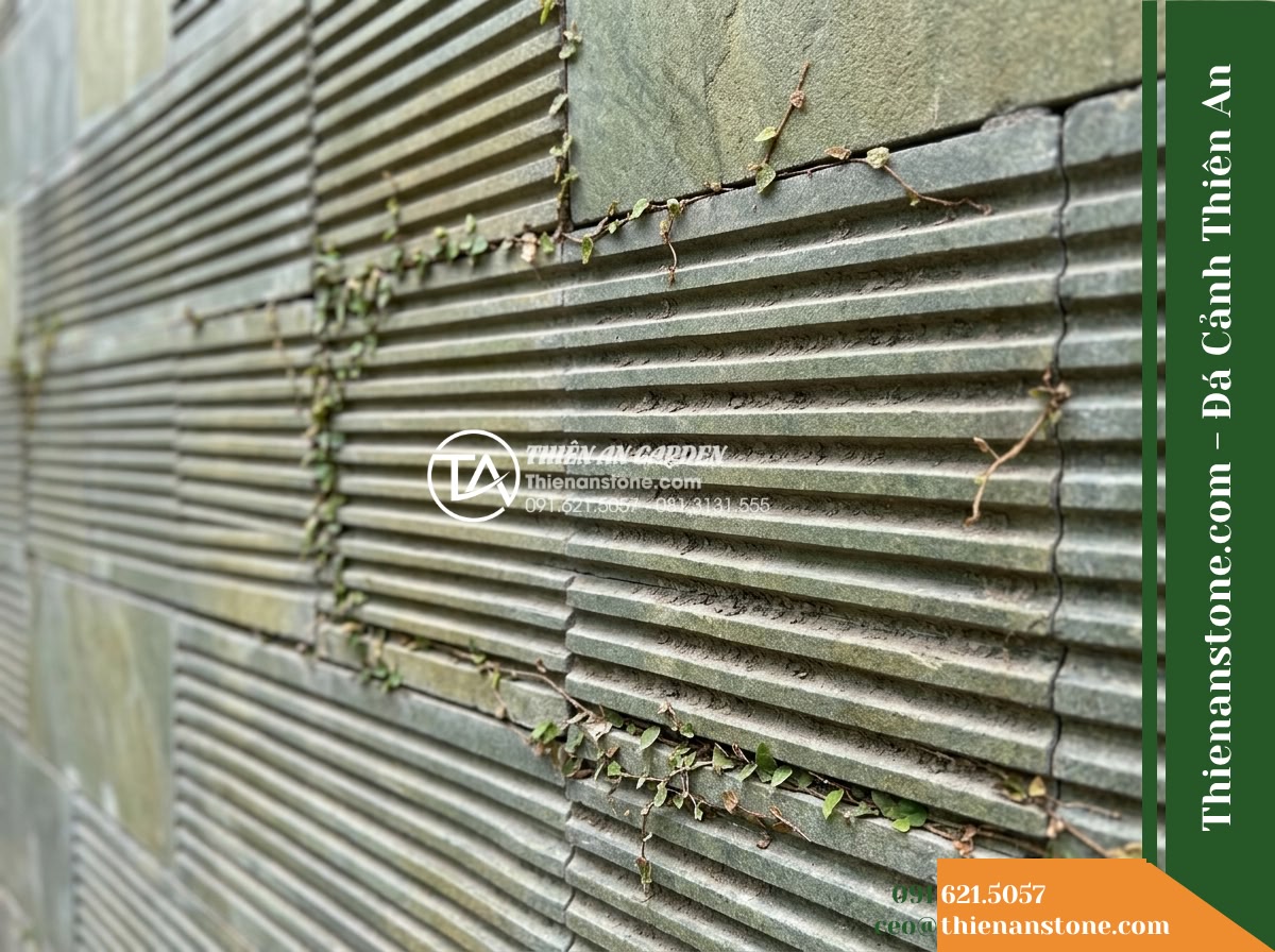 Đá răng lược xanh rêu Thanh Hóa | Đá vôi xanh rêu Thanh Hóa | 10x50 cm - Hình 15 Đá răng lược xanh rêu Thanh Hóa | Đá vôi xanh rêu Thanh Hóa | 10x50 cm - Detailed close-up of parallel comb grooves on an exterior stone wall, showing du