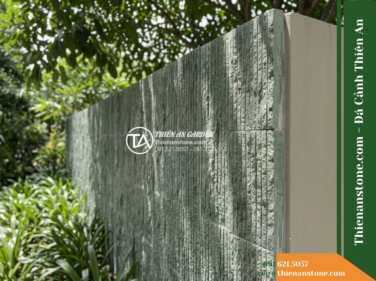 Đá răng lược xanh rêu Thanh Hóa | Đá vôi xanh rêu Thanh Hóa | 10x50 cm - Hình 2 Đá răng lược xanh rêu Thanh Hóa | Đá vôi xanh rêu Thanh Hóa | 10x50 cm - Close-angled side perspective of the stone-clad entrance gate wall edge showing