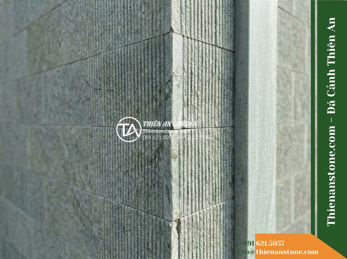 Đá răng lược xanh rêu Thanh Hóa | Đá vôi xanh rêu Thanh Hóa | 10x50 cm - Hình 6 Đá răng lược xanh rêu Thanh Hóa | Đá vôi xanh rêu Thanh Hóa | 10x50 cm - Close-up angled view of the terminal outer boundary edge of the 10x50 cm stone w