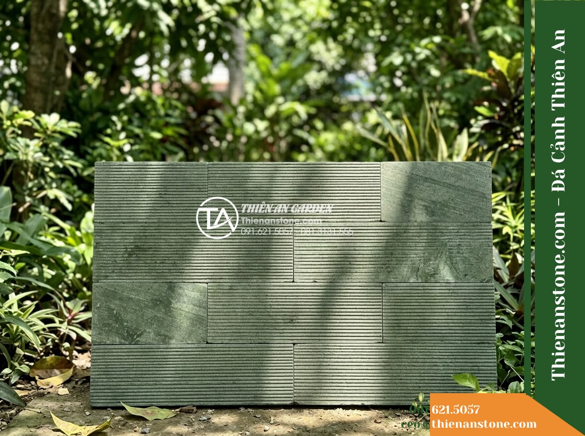Đá răng lược xanh rêu Thanh Hóa | Đá vôi xanh rêu Thanh Hóa | 10x50 cm - Hình 8 Đá răng lược xanh rêu Thanh Hóa | Đá vôi xanh rêu Thanh Hóa | 10x50 cm - Eye-level perspective of the small assembled test panel of comb-chiseled moss-gr