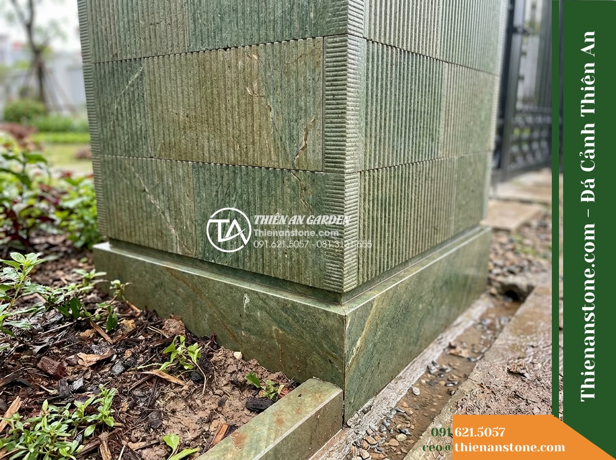 Đá răng lược xanh rêu Thanh Hóa | Đá vôi xanh rêu Thanh Hóa | 10x50 cm - Hình 9 Đá răng lược xanh rêu Thanh Hóa | Đá vôi xanh rêu Thanh Hóa | 10x50 cm - Architectural corner joint showing the base connection of a stone-clad gate pill