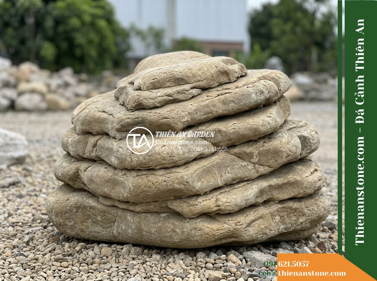 Đá Sơn Tầng (Khối trung 70–130cm / ~400–1.2 tấn) | Chuyên tạo sườn núi xếp lớp, khe hẻm hẹp chẻ đôi núi. - Hình 4 Đá Sơn Tầng (Khối trung 70–130cm / ~400–1.2 tấn) | Chuyên tạo sườn núi xếp lớp, khe hẻm hẹp chẻ đôi núi. - Full-profile studio-quality view of a single medium-sized Son Tang stone boulder